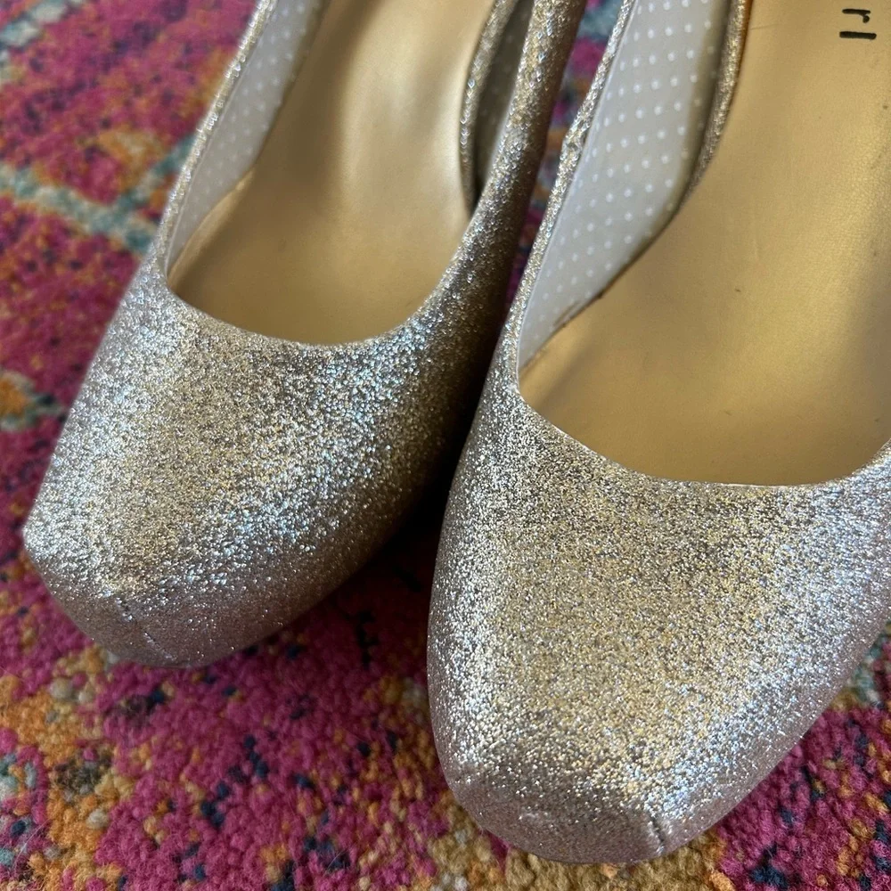 Madden Girl | Women’s gold/champagne glitter closed toe Getta pump heels, size 7